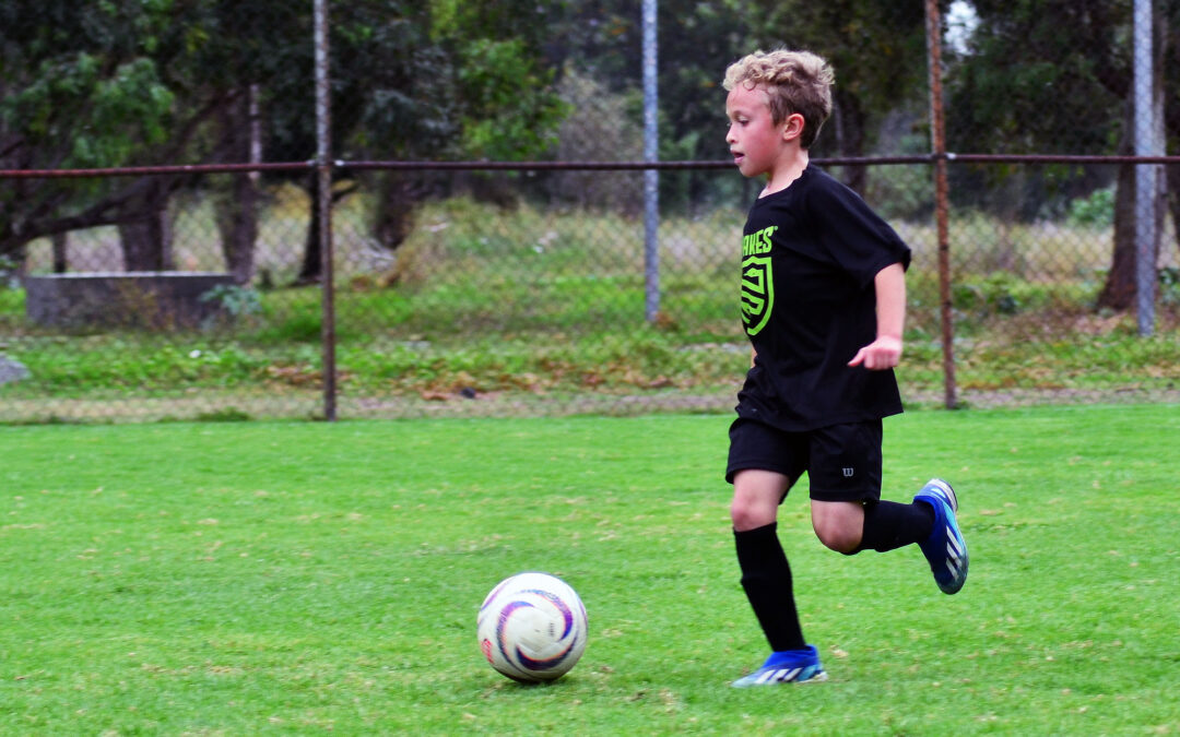 La Importancia del entrenamiento del fútbol en pasto natural para niñxs y jóvenes.